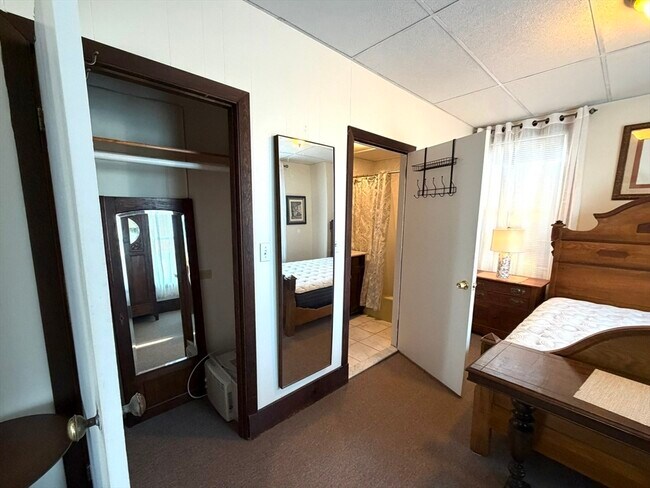 Building Photo - 110 Grovers Ave