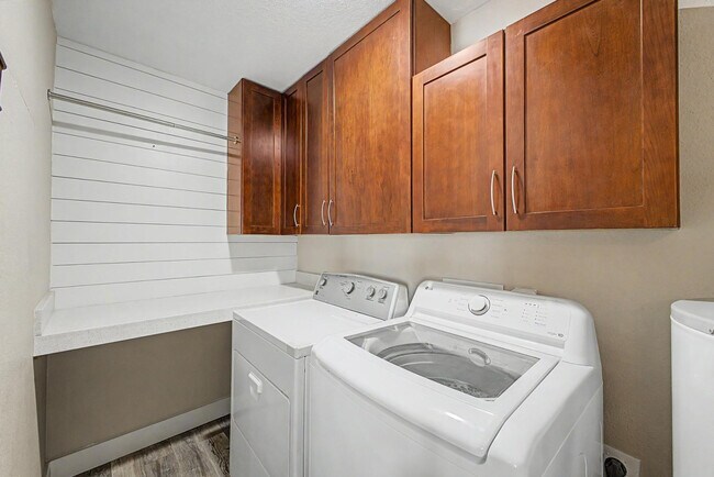 Building Photo - 4048 E Dahlia Dr