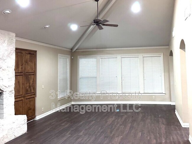 Building Photo - 7 Monarch Oaks Ln