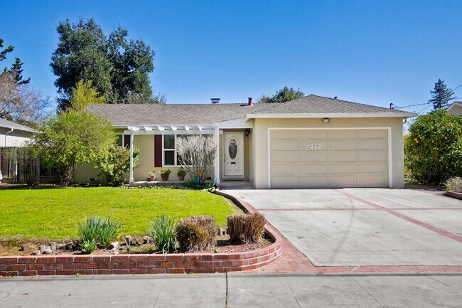 Building Photo - Awesome Home Located in a Quiet Tree Line ...