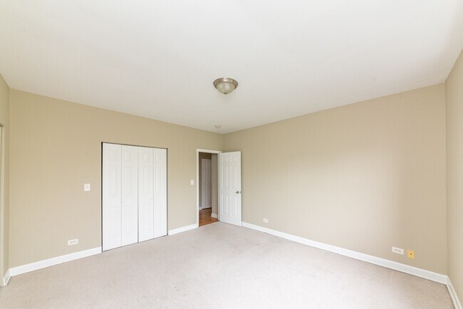 Building Photo - 1507 W Albion Ave
