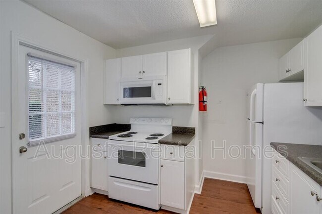 Building Photo - 2905 Arrowhead Dr