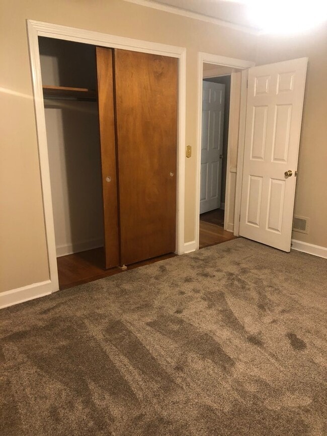 Building Photo - 3 Bedroom, 1.5 Bath Home near Furman Unive...