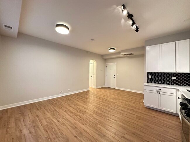 Building Photo - 661 W Wrightwood Ave