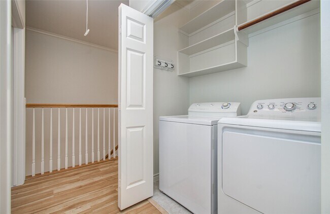 Building Photo - 1931 Woodbury St