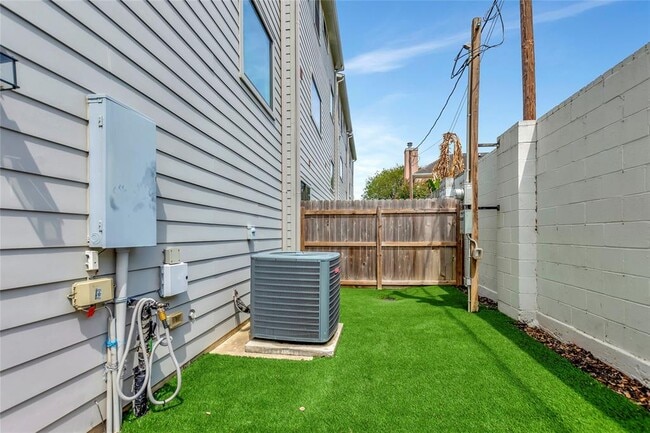 Building Photo - 3210 N MacGregor Way