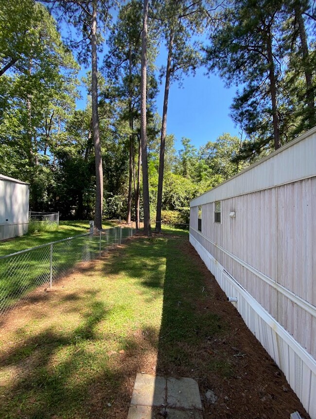 Building Photo - 3 Bedroom/ 2 Bathroom Mobile Home with a f...