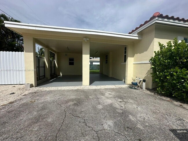 Building Photo - 907 NE 111th St