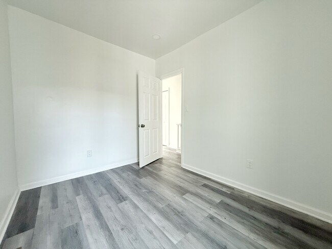 Building Photo - 1520 S Myrtlewood St