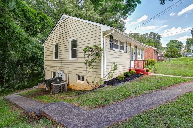 Building Photo - 4605 Greenwood Dr