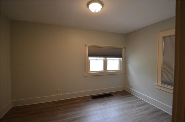 Building Photo - 872 Thomas Ave