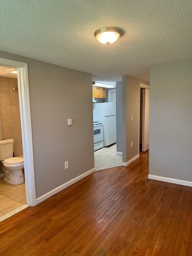 Building Photo - One bedroom Southwick Ma U-13