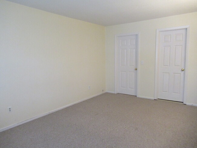 Building Photo - 67 Riverview Dr