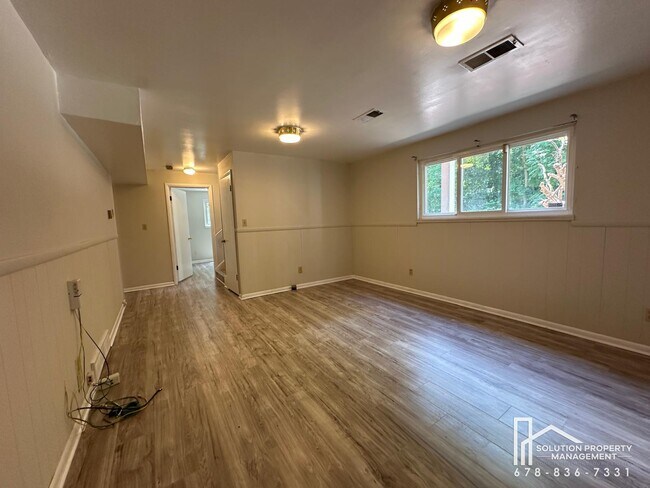 Building Photo - 1323 Hilton Dr