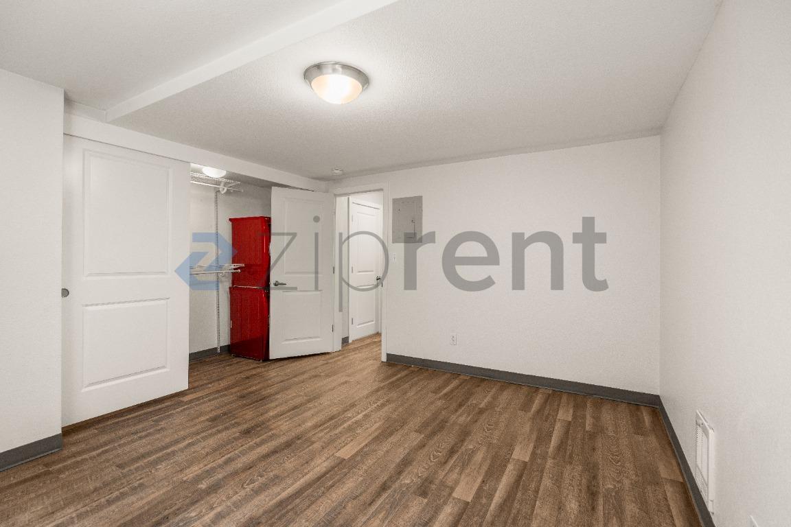 Building Photo - Unit 105