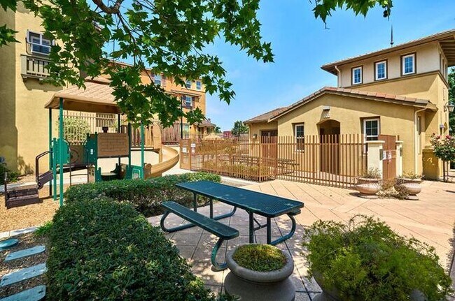 Building Photo - 1784 Snell Pl