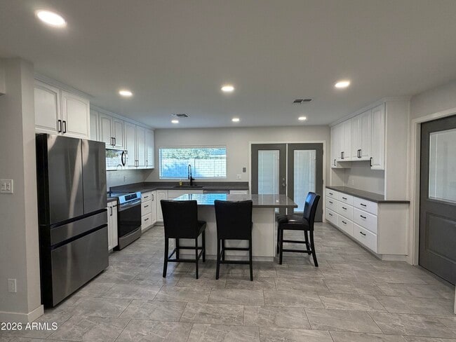 Building Photo - 4140 W Paradise Dr