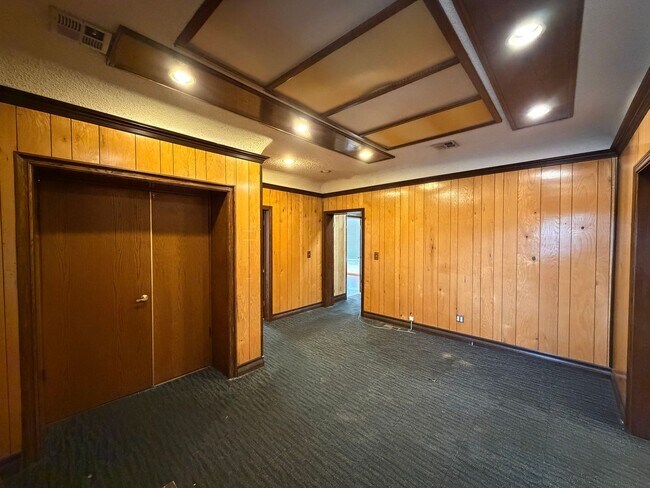 Building Photo - 3BEDROOM 1 BATHROOM COMMERCIAL PROPERTY