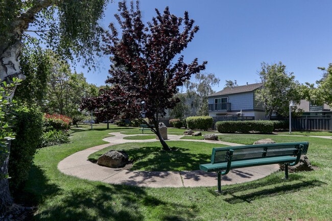 Building Photo - 3 Bed / 2.5 Bath light and spacious townho...