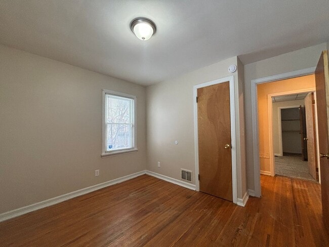 Building Photo - 3 Bedroom 1.5 Bath House - Parking/Laundry Hook-Ups!