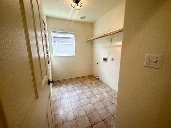 Building Photo - 3 Bedroom Beaverton Home with A/C!