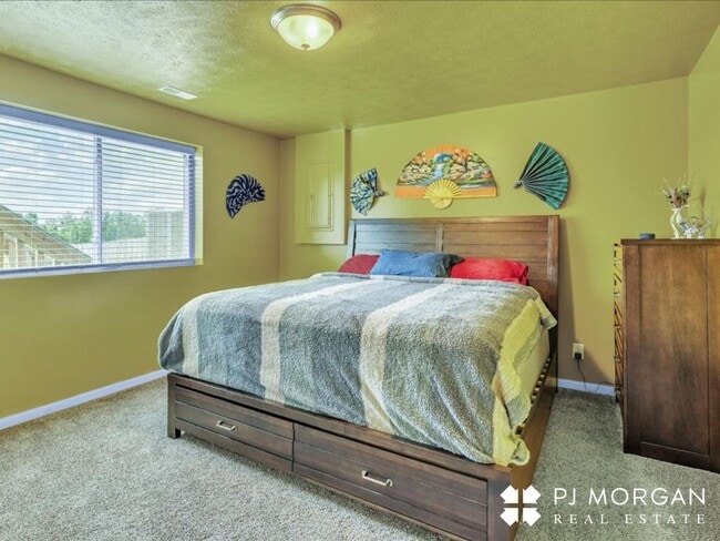 Building Photo - Beautiful 4 Bedroom, 3 Bathroom Home - Ren...