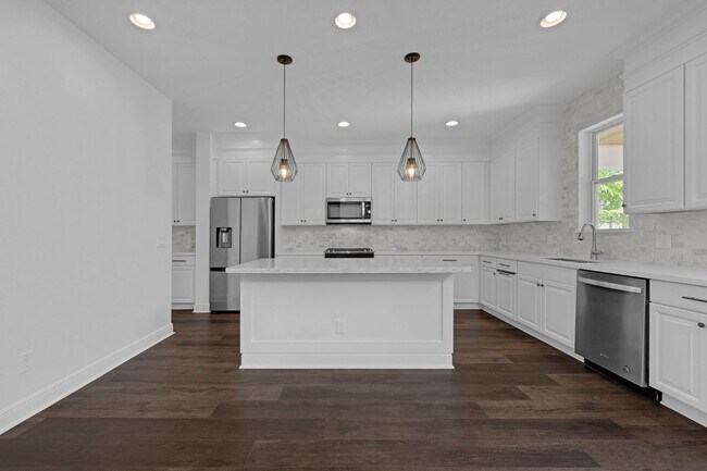 Building Photo - Gorgeous 4 bedroom/3.5 bath estate home fo...