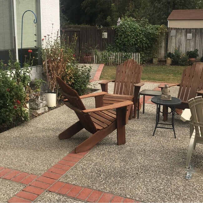 Building Photo - Great 4 bedroom East Davis home with large...