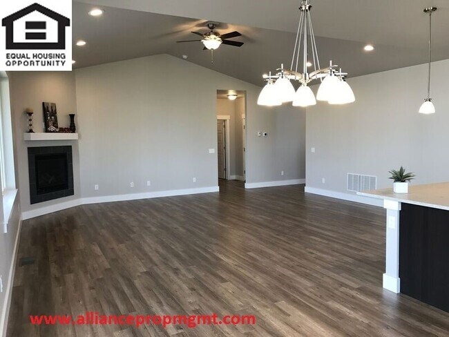 Building Photo - Spectacular 4-bedroom home in great location!