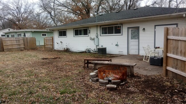 Building Photo - 3BR rancher with appliances and garage. Pr...