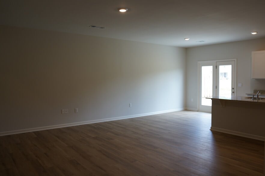 Building Photo - 265 Deerberry Dr