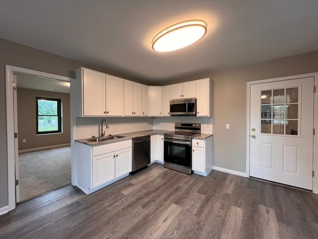 Building Photo - Brand New 2 bedroom Apartment in Parkland School District!