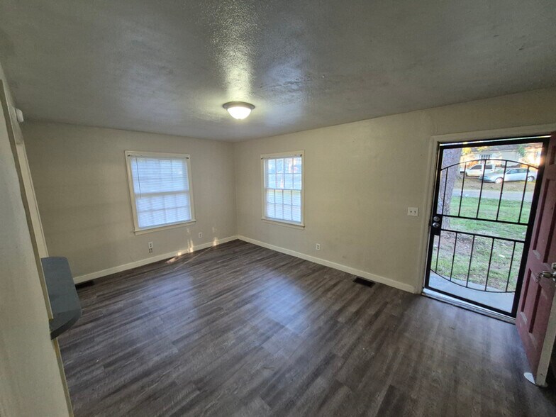 Building Photo - 3251 Meadow Ln