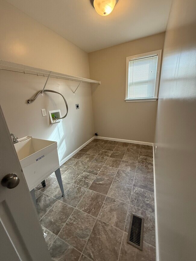 Building Photo - Single Family Home