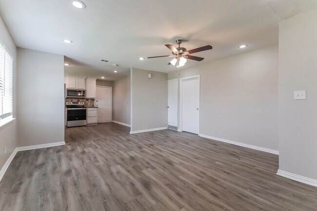 Building Photo - 3 BR/2BA | Updated Single Family Home |  Large backyard