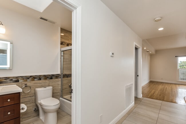 Building Photo - 10 Oxford St