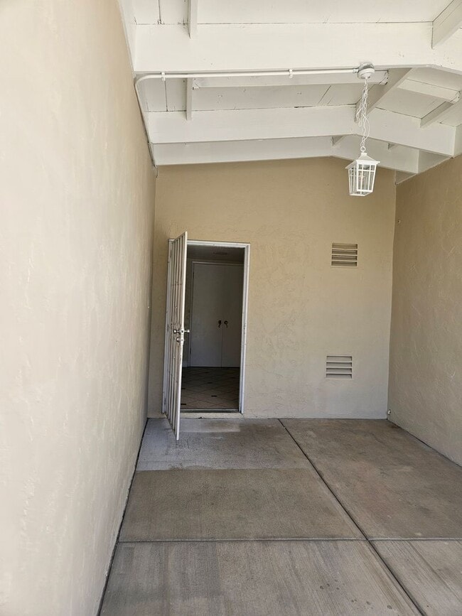 Building Photo - Large 3 Bedroom 2 Bath House