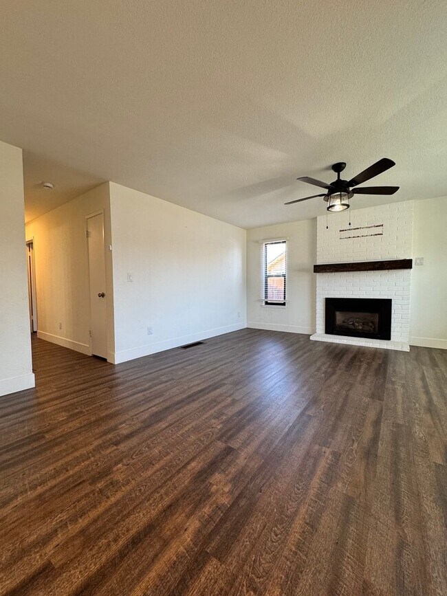 Building Photo - Available now! 3 Bed/2 Bath Home
