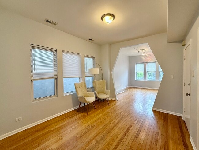 Building Photo - 937 N Ashland Ave