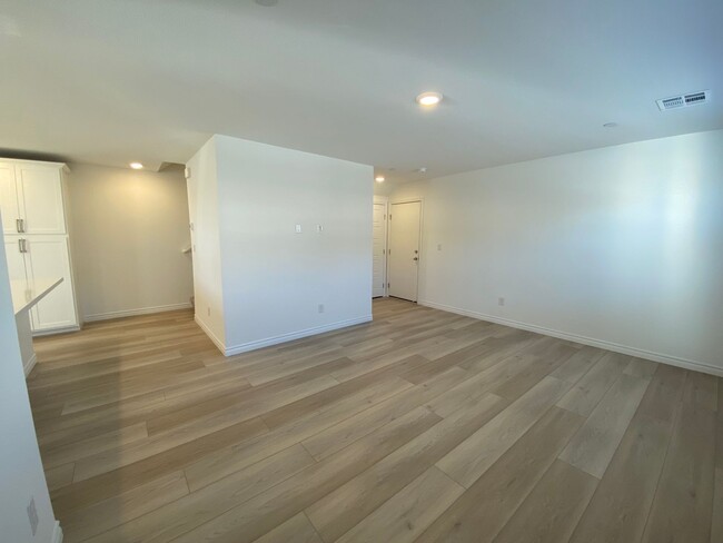 Building Photo - Fabulous 4 bedroom  Townhouse