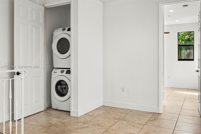 Building Photo - 1730 Thomas St