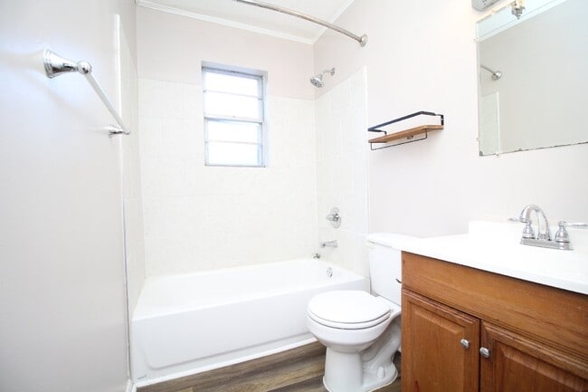 Building Photo - Available 8/28 – Updated Gulf Breeze 3BR w...