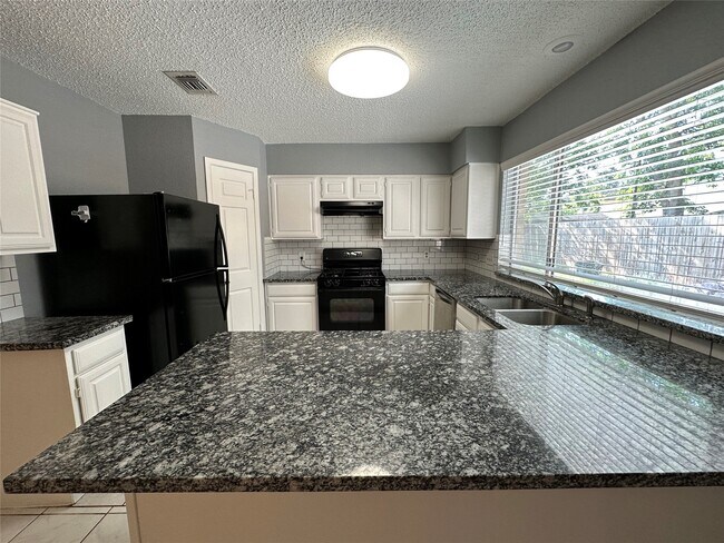 Building Photo - 3319 Green Fields Dr