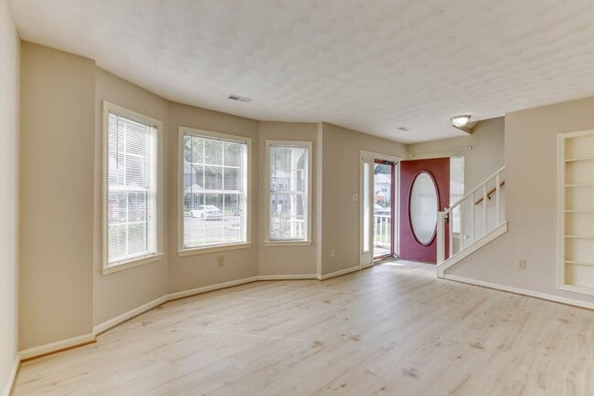 Building Photo - Updated 3-Bedroom Yorktown Townhouse with Private Yard and Community Amenities