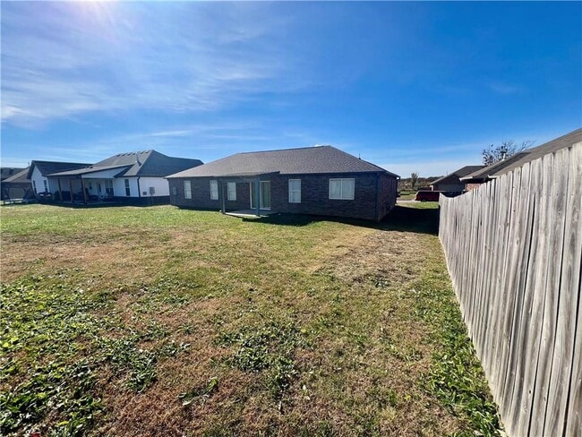 Building Photo - 662 White Oak St