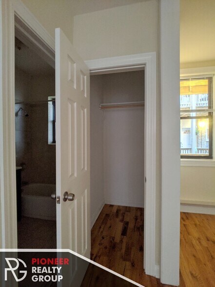 Building Photo - 4409 N Wolcott Ave