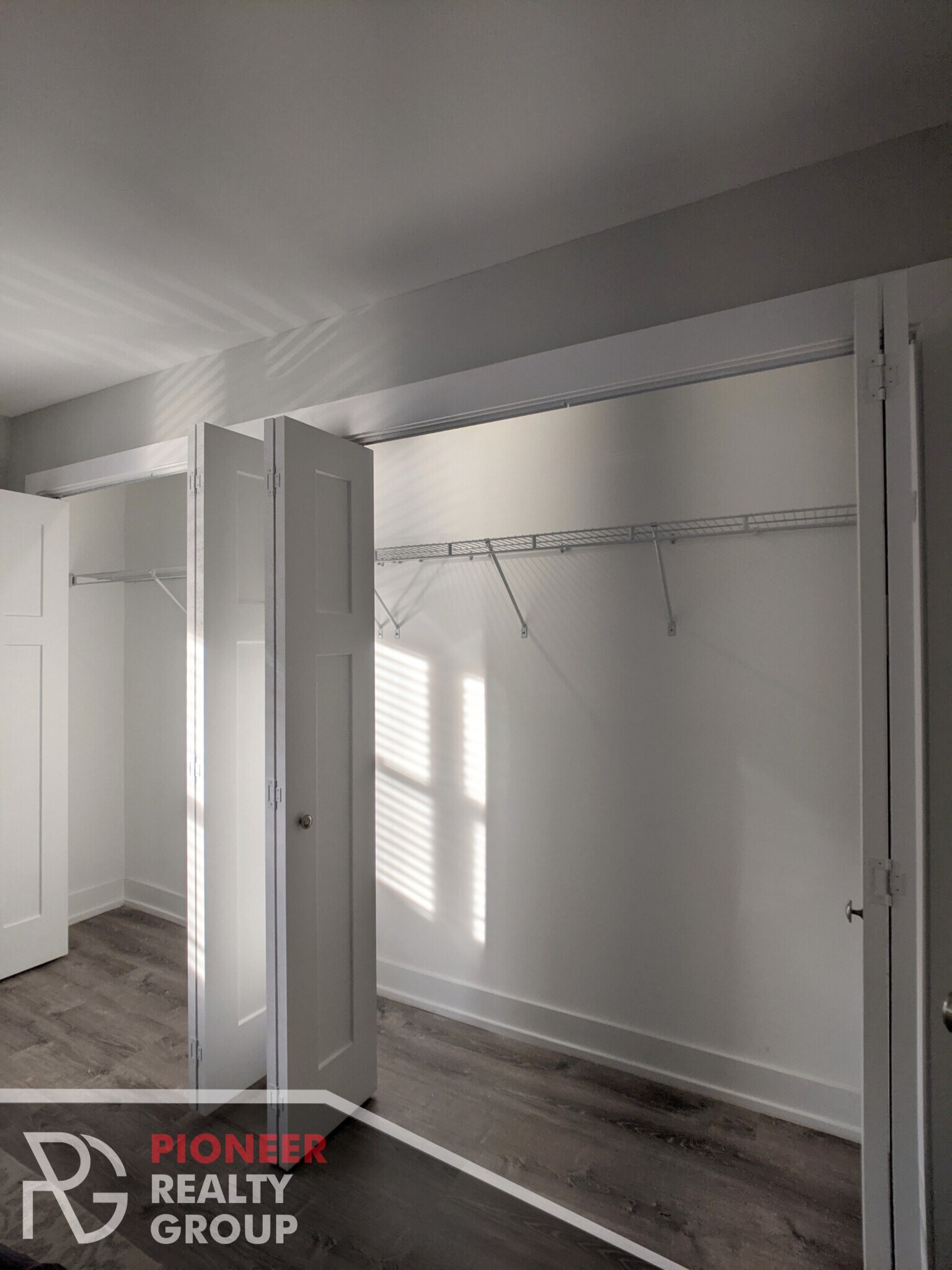 Building Photo - 511 W Barry Ave