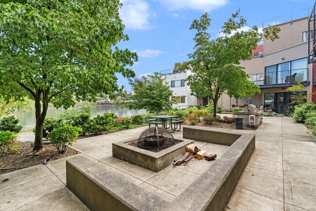 Building Photo - McCormick Pier - 1 bed/1 bath w/new paint/balcony/parking/pool/hot tub/bbq pit