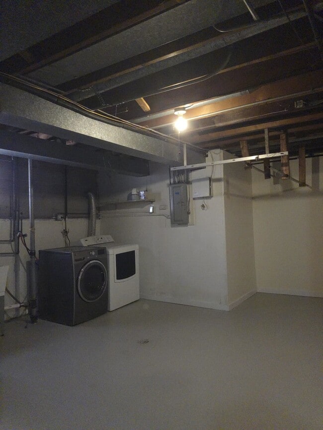 Building Photo - 525 Yates Ave