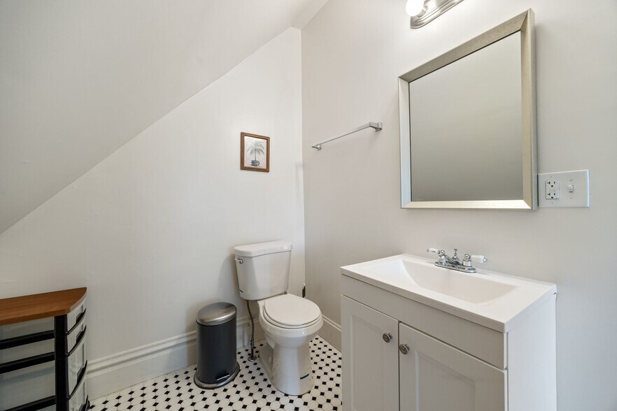 Building Photo - 627 Library Pl